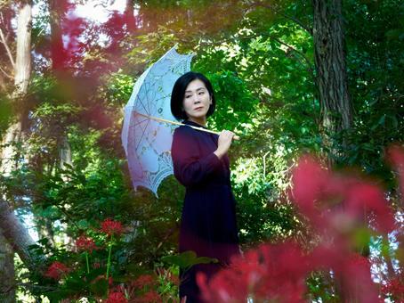 40:彼岸花を静かに見つめる女性 40:彼岸花を静かに見つめる女性 彼岸花,ミステリアス,幻想的の写真素材