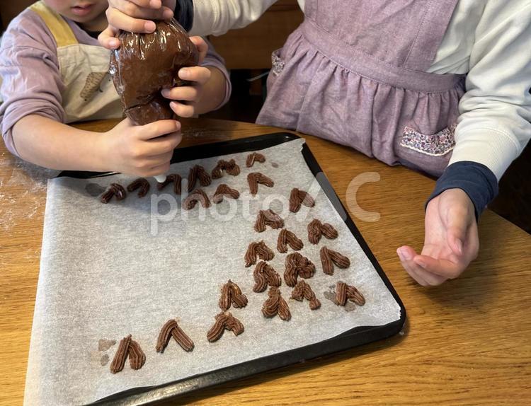 クッキー作りをする兄弟　子供 子供,お菓子作り,クッキーの写真素材