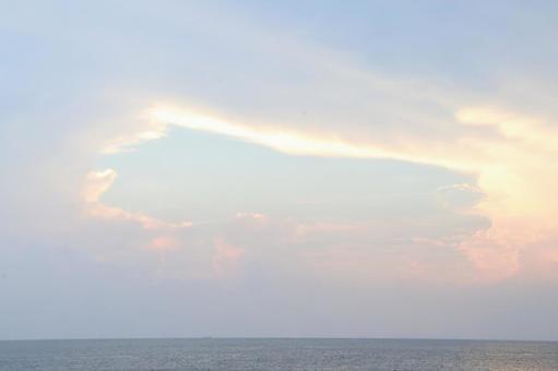 雲の隙間からのぞく夕焼け 雲の隙間からのぞく夕焼けの写真