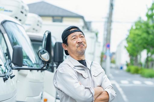 考えるドライバーの男性 考えるドライバーの男性 トラック,ドライバー,作業服の写真素材