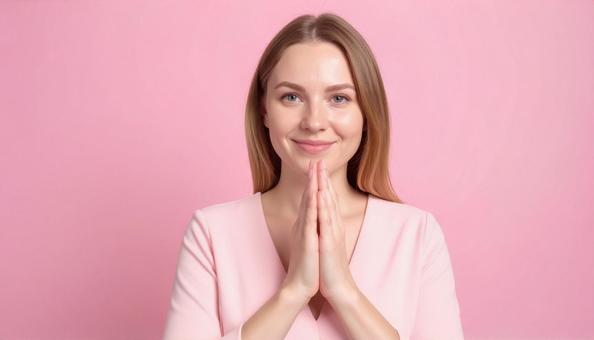 両手をあわせてお願いする外国人女性の写真