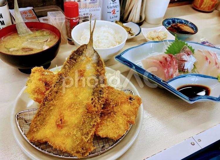 大きなアジフライ定食 アジフライ,アジフライ定食,定食の写真素材