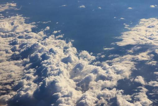 １０月中旬の上空からの空の雲と海 雲,白,海の写真素材