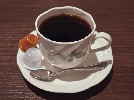 喫茶店のコーヒー(スプーン・ミルク付) 喫茶店のコーヒー(スプーン・ミルク付) コーヒー,コーヒーカップ,ミルクの写真素材