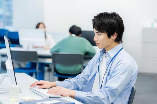 オフィスで働く若いビジネスマン ビジネスマン,笑顔,オフィスの写真素材