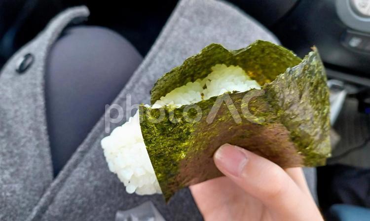 開封に失敗したおにぎり 開封,失敗,車内の写真素材