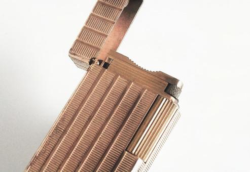 使い込んだライター 煙草 喫煙グッズ 使い込んだライター 煙草 喫煙グッズ タバコ,煙草,古典の写真素材