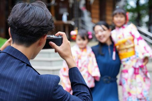 着物姿の姉妹と笑顔で写真におさまる母親 七五三,お参り,七五三参りの写真素材