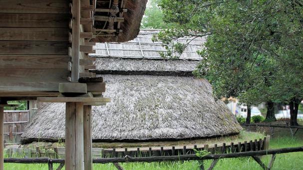 夏の登呂遺跡 竪穴式住居と高床式倉庫 夏の登呂遺跡 竪穴式住居と高床式倉庫 登呂遺跡,竪穴式住居,高床式倉庫の写真素材