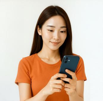 スマホを見る女性 スマホを見る女性の写真