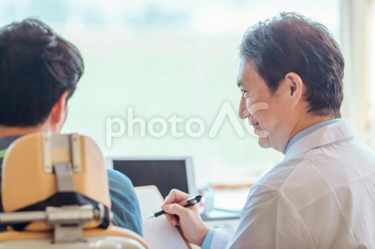 男性医師と患者 医者,医師,病院の写真素材