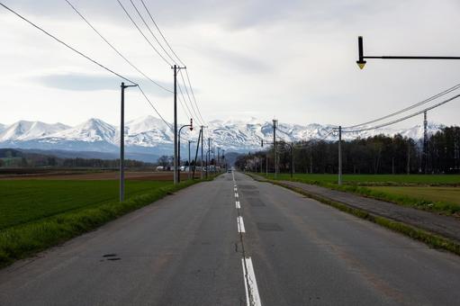 北海道美瑛のまっすぐ伸びる道路 北海道美瑛のまっすぐ伸びる道路の写真