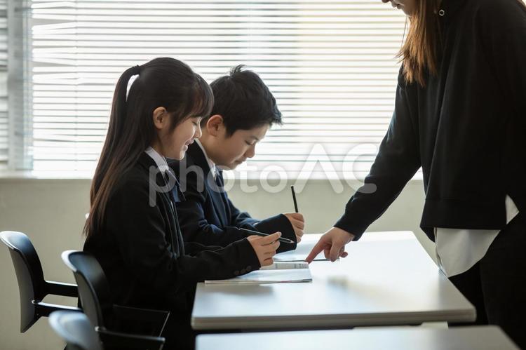 勉強する男女の学生　studying 学習,勉強,制服の写真素材