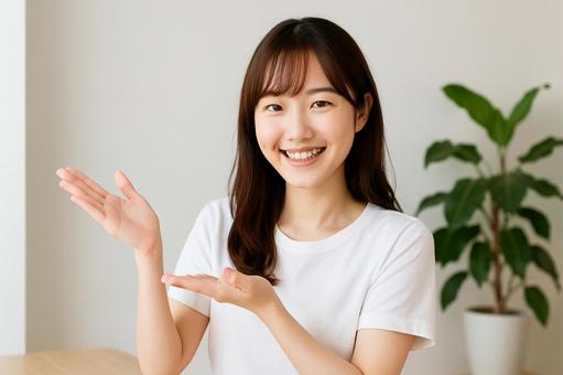 おすすめを紹介する女性 おすすめを紹介する女性の写真