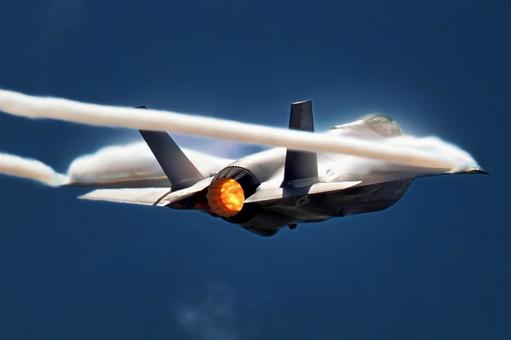 超音速飛行 fー35,アフターバーナー,エアショーの写真素材