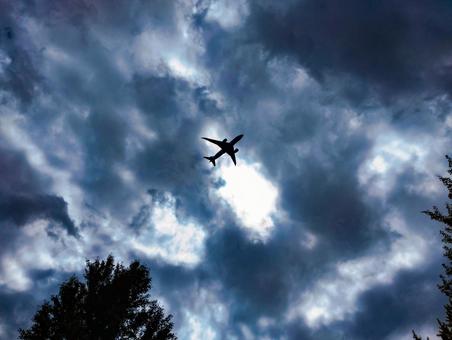雲を泳ぐ 雲を泳ぐ 飛行機,機影,ジェット機の写真素材