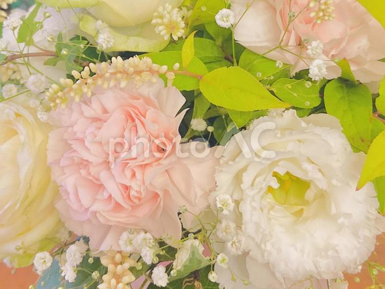 白とピンクのかわいい花束 花束,ブーケ,お花の写真素材