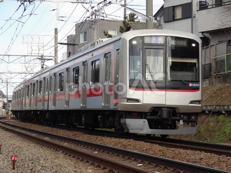 カーブを走る東急東横線の電車 電車,列車,東急東横線の写真素材