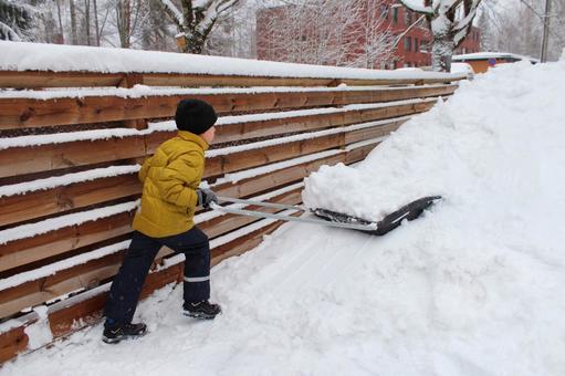 雪かきをする子供 ２ 大雪,雪かき,ショベルの写真素材
