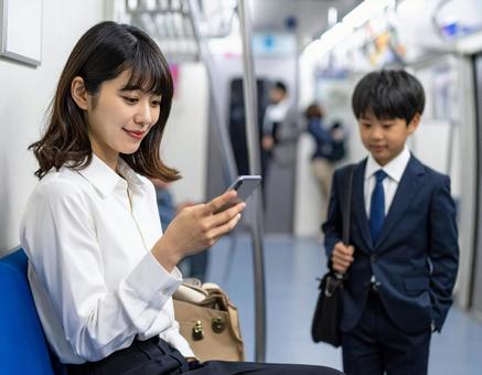 ビジネスシーン・地下鉄出張、スマホを見る ビジネスシーン・地下鉄出張、スマホを見るの写真
