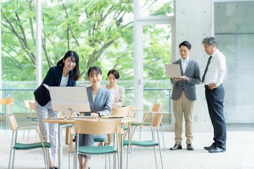 オフィスで働くビジネスパーソン オフィス,笑顔,ビジネスウーマンの写真素材