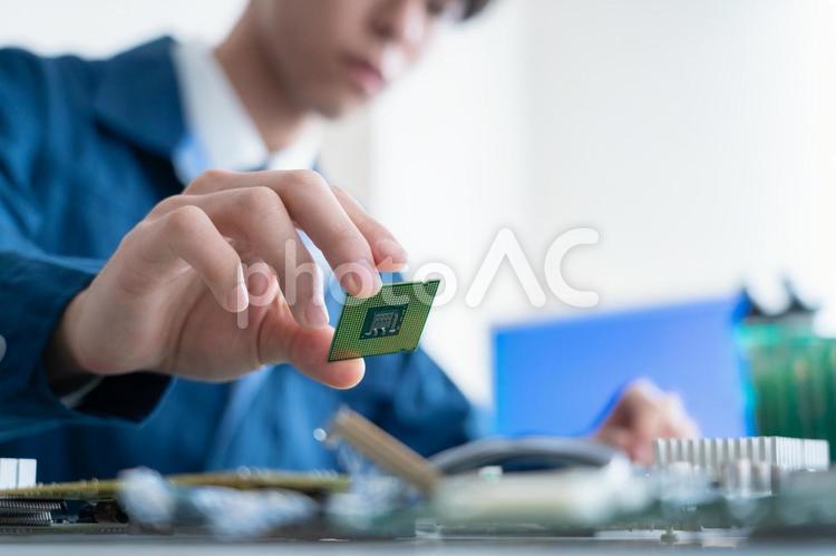 基板を検査する若い男性のエンジニア エンジニア,研究,半導体の写真素材