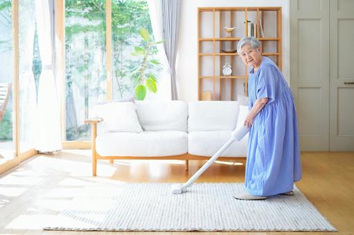 掃除機を持ち振り向きカメラ目線の女性 女性,掃除,掃除機の写真素材