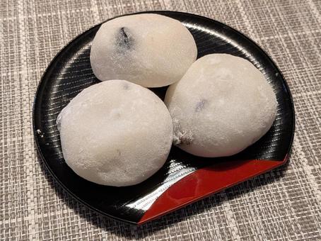 立冬前の日曜日の3時のおやつの黒豆大福 大福,餅菓子,和菓子の写真素材