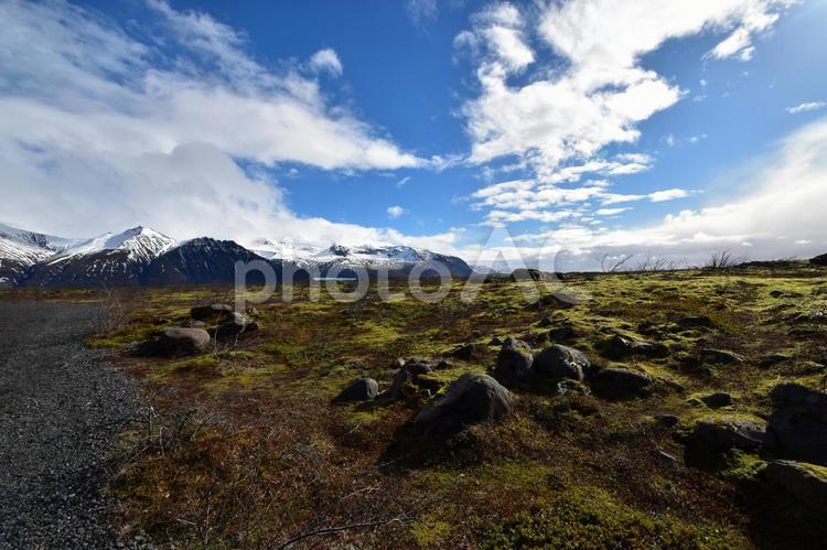 アイスランドの雪山と苔の原野の絶景 アイスランド,風景,景色の写真素材