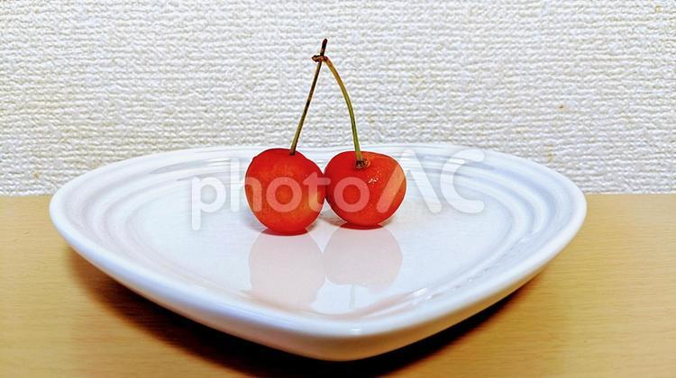 ハート皿に載ったさくらんぼ サクランボ,さくらんぼ,果物の写真素材