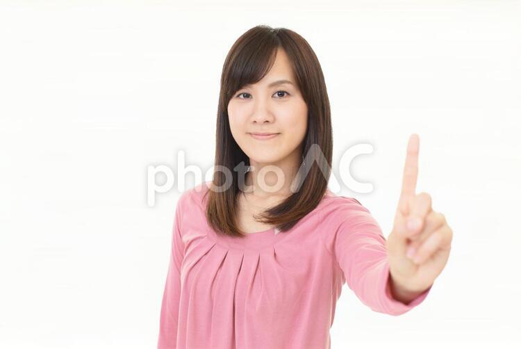 指で数字の一を表す女性 女性,女,笑顔の写真素材