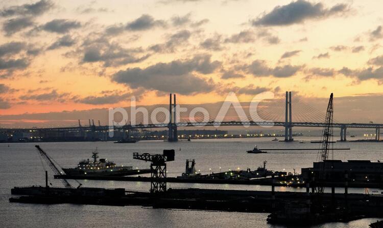 みなとみらいの夜明け 朝焼け,港,夜明けの写真素材