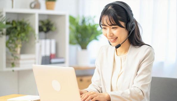 笑顔でリモートワークをするビジネス女性 笑顔でリモートワークをするビジネス女性の写真