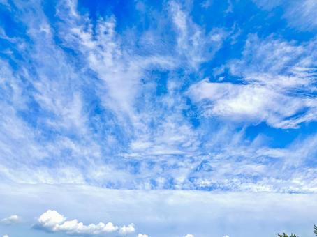 一直線の雲と空 一直線の雲と空の写真