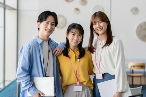オフィスで働く若いビジネスパーソン オフィスで働く若いビジネスパーソン ビジネスパーソン,ビジネス,スタッフの写真素材