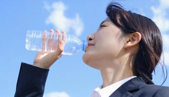 水を飲む女性 水を飲む女性の写真