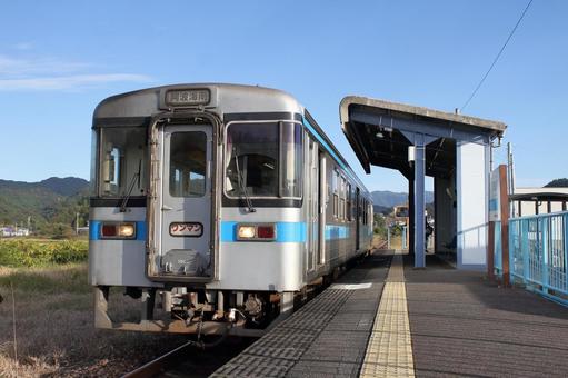 JR牟岐線、阿波海南駅でのキハ1000形 jr,jr四国,牟岐線の写真素材
