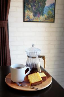 カステラとコーヒー_01 カステラとコーヒー_01 カステラ,和菓子,ブラックコーヒーの写真素材