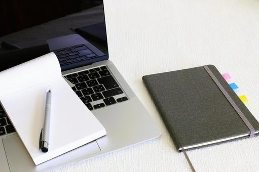 ビジネス　メモとパソコン　筆記用具 ビジネスイメージ,筆記用具,文房具の写真素材