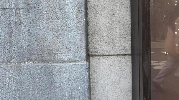 古びたコンクリートの壁とガラス 壁,コンクリート,ひび割れの写真素材