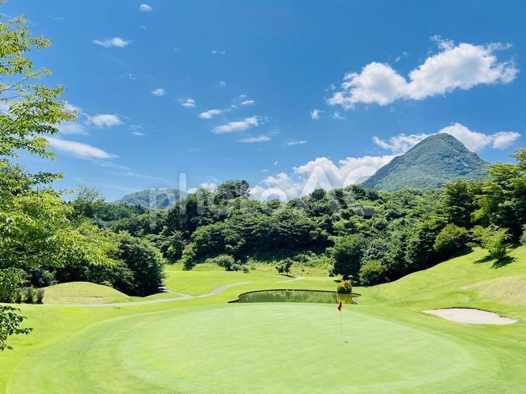 山を背景にしたゴルフ場風景 しぶかわカントリークラブ,群馬,渋川の写真素材