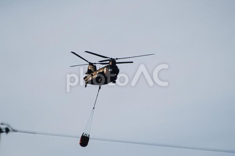 ＜素材＞山火事を消火しているヘリコプター 自衛隊,ヘリコプター,chー47jの写真素材