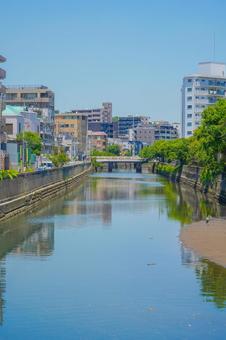 横浜市星川の都市風景 川,河川,堤防の写真素材