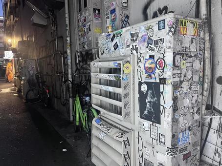 ステッカーが貼られた室外機 ステッカーが貼られた室外機の写真