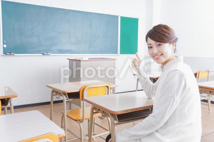 教室で指を指す学生 笑顔,女子中学生,指の写真素材