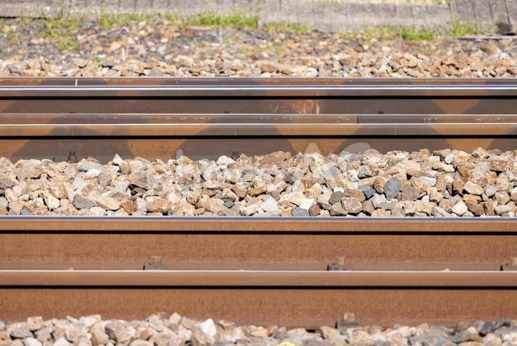 二本の電車の線路 線路,砂利,鉄道の写真素材