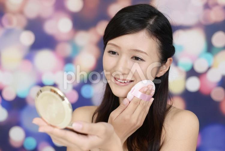 メイクアップをする女性 女性,美容,健康の写真素材