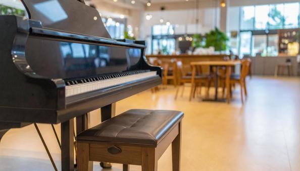 ピアノが置かれたカフェ店内 ピアノが置かれたカフェ店内の写真