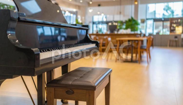 ピアノが置かれたカフェ店内 カフェ,グランドピアノ,いすの写真素材