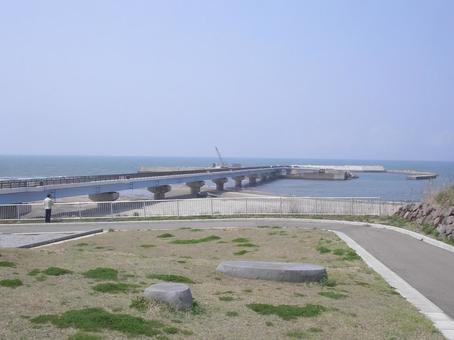海へ続く橋 海へ続く橋 空,光,道川漁港の写真素材